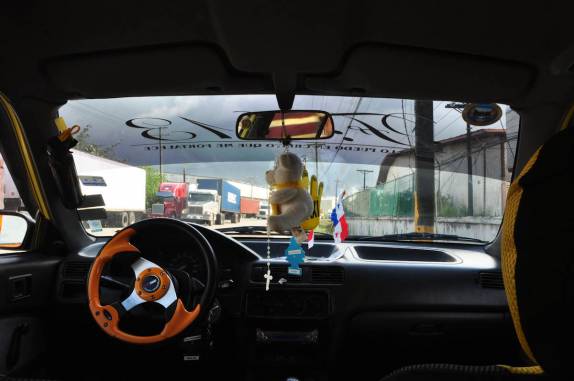 A Ana espera no táxi enquanto eu percorro os meandros da burocracia panamenha para tentar retirar a Fiona do porto, em Colón